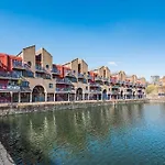 City Riverview Apartment With Parking