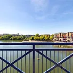City Riverview Apartment With Parking