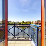 City Riverview Apartment With Parking